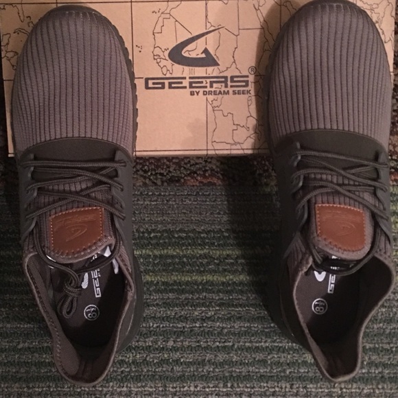 GYM SHOES - Picture 1 of 5